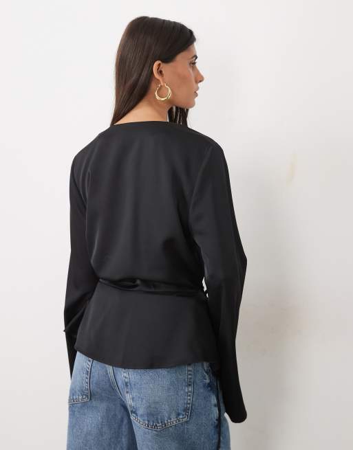 Gina Tricot Satin-Wickelbluse in Schwarz, 4 von 4