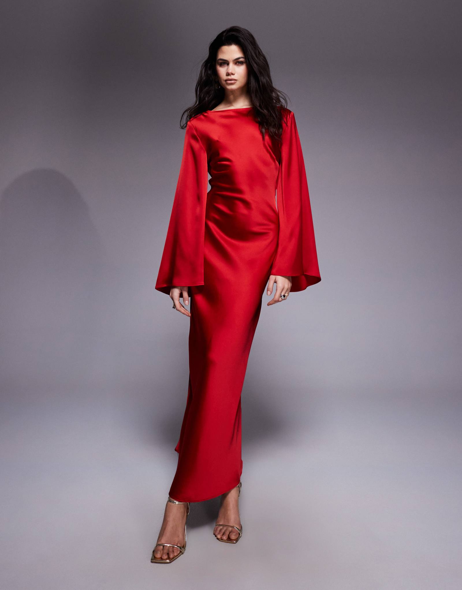 Атласное макси-платье из трикотажа Gina с широкими рукавами темно-красного гранатового цвета