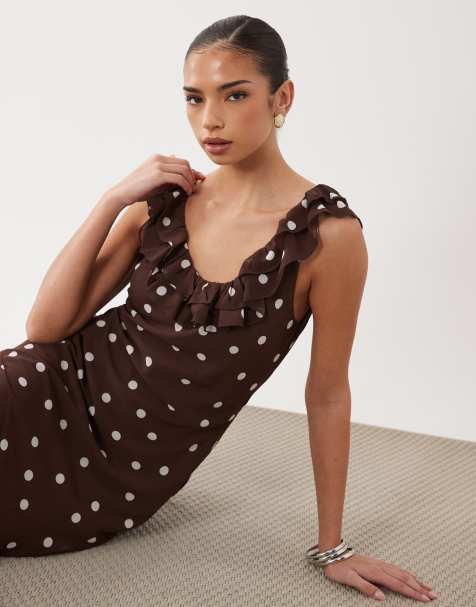Gina Tricot – Schulterfreies Maxikleid in Braun mit Punktemuster und asymmetrischen Rüschen - view 1