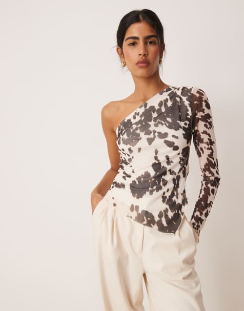Gina Tricot – Schulterfreies Oberteil aus Mesh mit Kuhprint in Braun und Weiß und asymmetrischem Saum - view 1