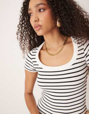GINA TRICOT SCOOP NECK SLIM FIT SHORT SLEEVE RIB KNIT TOP 