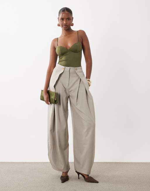 Gina Tricot sculpting topp med djup ringning i khaki, 2 av 4