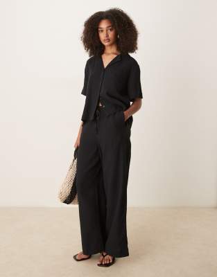 Gina Tricot – Set aus Mullstoff in Schwarz, aus kurzärmliger Relaxed Fit Hemdbluse und Hose - view 1