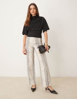 GINA TRICOT SHORT SLEEVE DRAPE BOAT NECK TOP WITH ELBOW SLEEVES 