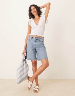 Трикотажный топ Gina с короткими рукавами и оборками и v-образным вырезом в бело-голубой цвет 3990₽