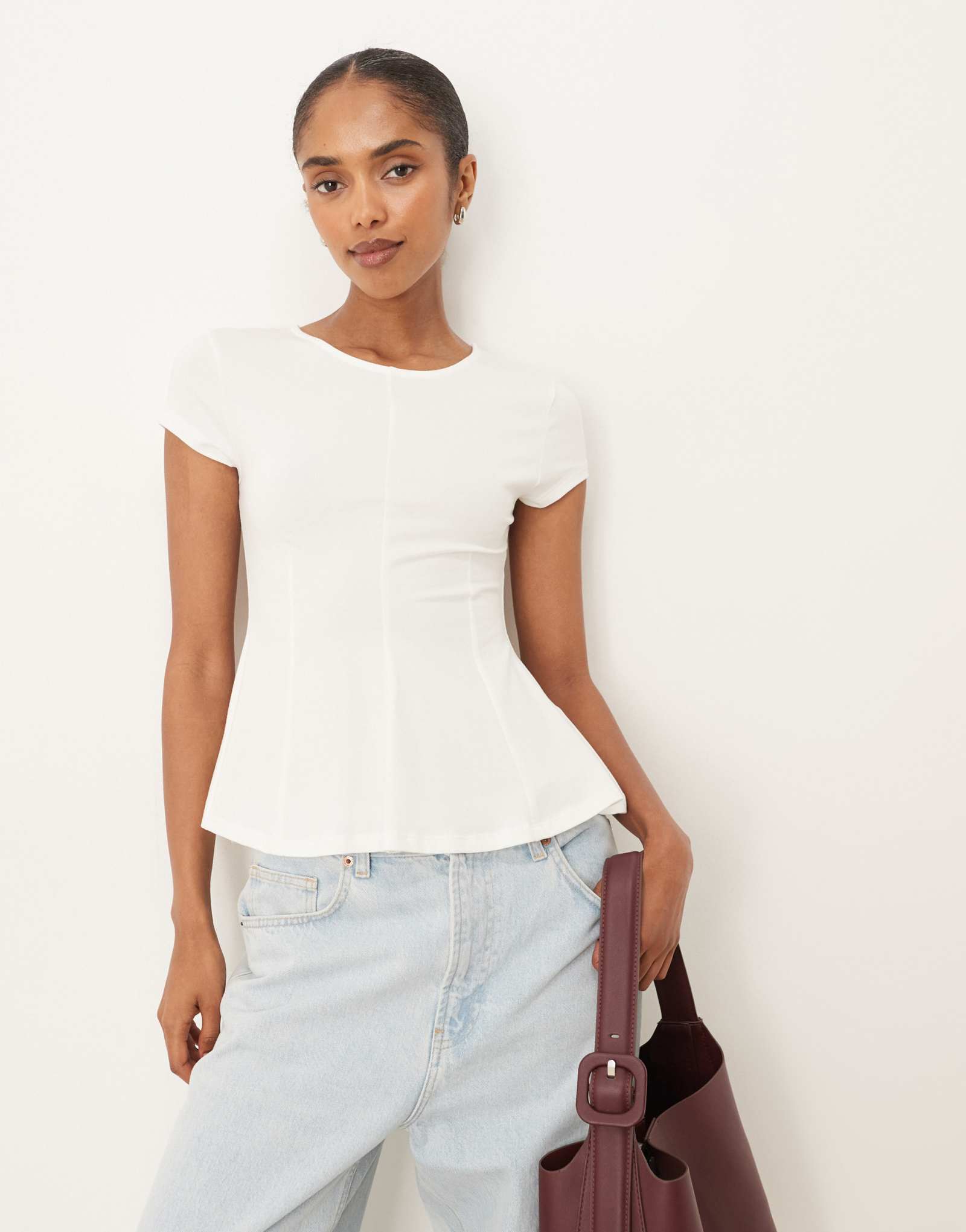 Белый трикотажный топ с баской Gina Tricot из джерси с коротким рукавом
