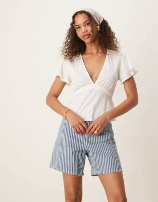 short sleeve V-neck top with back bow tie in white