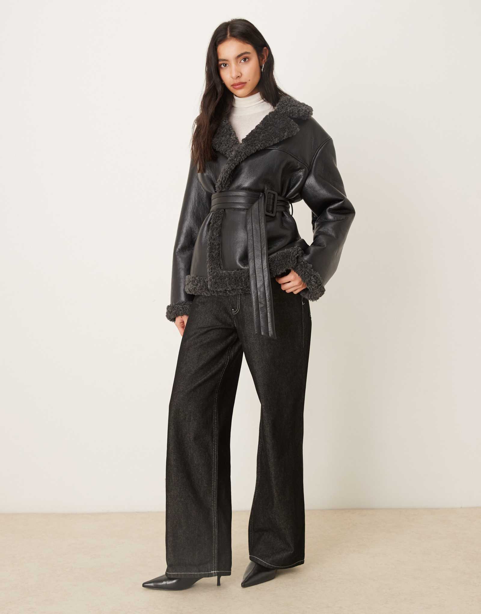 Короткий жакет из трикотажа Джина тедди с поясом из искусственной кожи черного цвета и темно-серой отделкой воротника