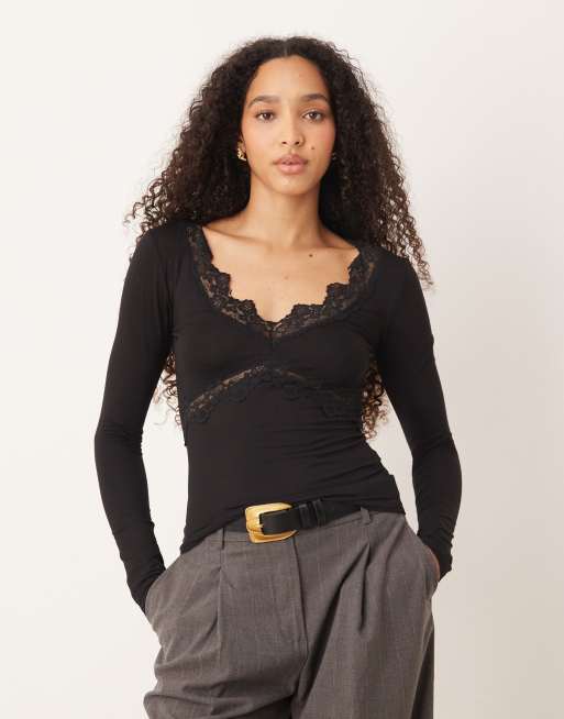 Gina Tricot - Slim-fit top met v-hals, lange mouwen en kanten details in zwart