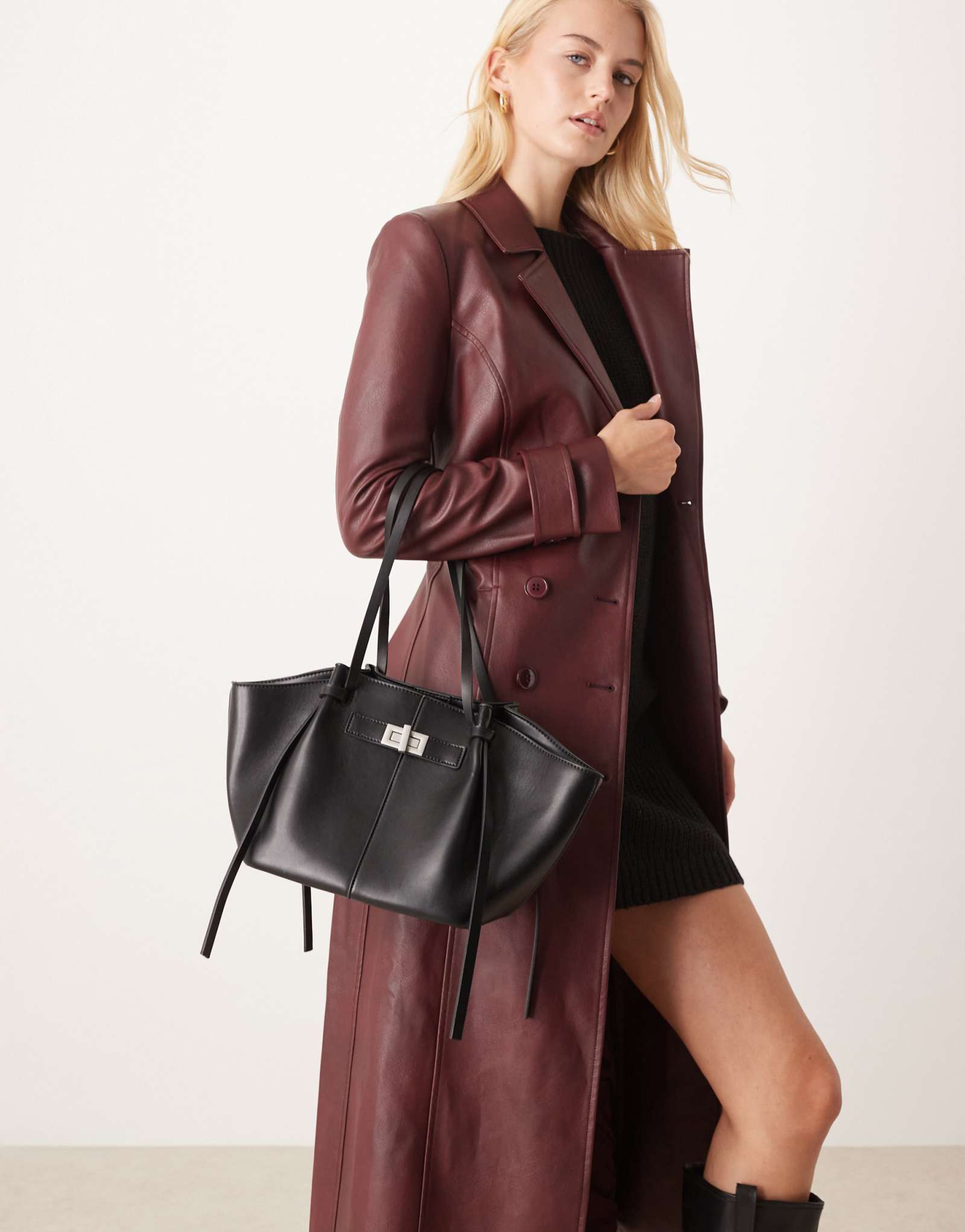 Маленькая сумка-тоут из искусственной кожи Gina Tricot с ремешком и клатчем с серебристыми деталями черного цвета