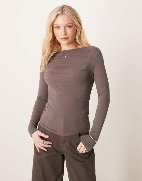 Gina Tricot - Soepelvallende gerimpelde top met lange mouwen en boothals in lichtbruin - view 1