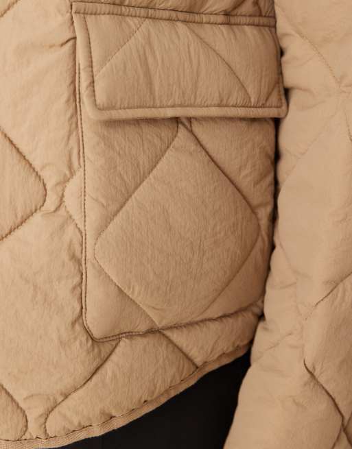 Gina Tricot – Steppjacke in Beige mit Pattentaschen vorne, 3 von 4