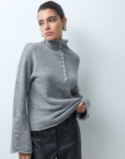 Gina Tricot stickad topp med vida ärmar, hög krage och knäppningsdetalj i grått - view 1