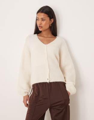 Gina Tricot - Strickjacke aus Wolle und Alpakawolle in Cremeweiß mit V-Ausschnitt