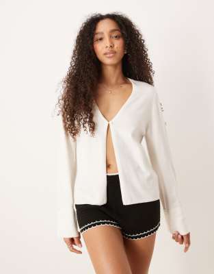 Gina Tricot - Strickjacke in Cremeweiß mit umgeschlagenen Ärmeln und einzelnem Knopf