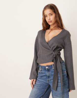 Gina Tricot - Strickjacke in Dunkelgrau meliert mit V-Ausschnitt, Wickeldesign und weiten Ärmeln