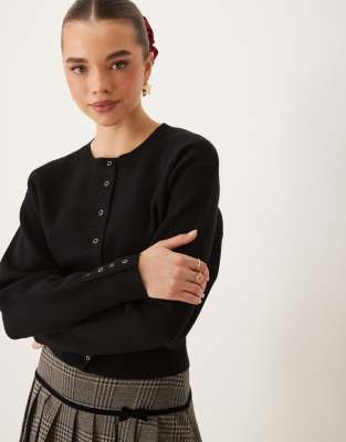 Gina Tricot - Strickjacke in Schwarz mit breit gerippter Taille und Knopfleiste