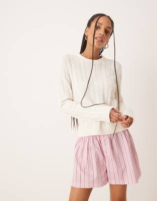 Gina Tricot - Strickpullover aus Baumwollmix in Creme mit Rundhalsausschnitt-Weiß