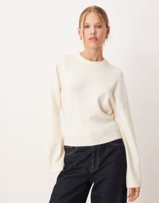 Gina Tricot - Strickpullover in Elfenbeinweiß mit Rundhalsausschnitt und weiten Ärmeln