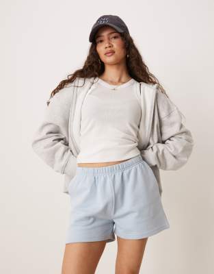 Gina Tricot - Sweat-Shorts aus Jersey in Hellblau