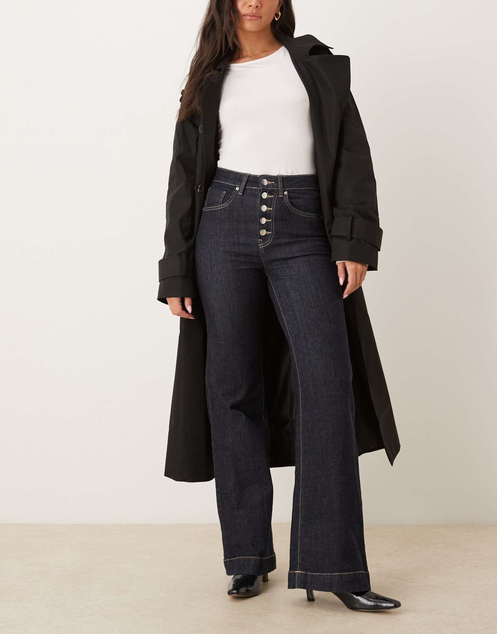 Джинсы-клеш от Gina Tricot, сшитые на заказ в темно-синем цвете индиго