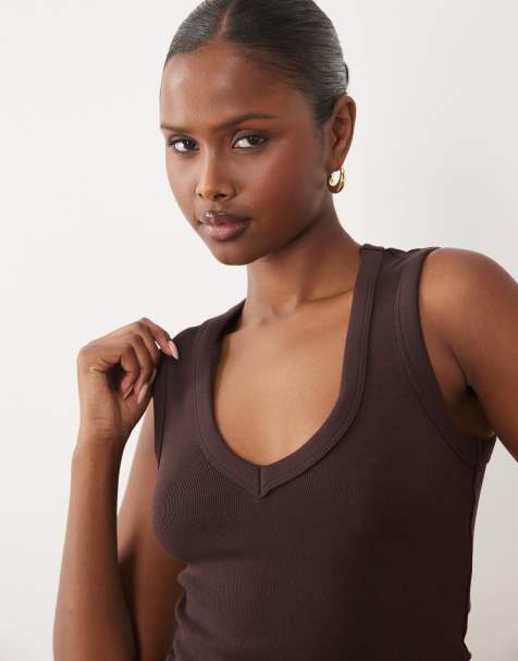 Gina Tricot tanktop met V-hals en ribstructuur in chocoladebruin - view 1