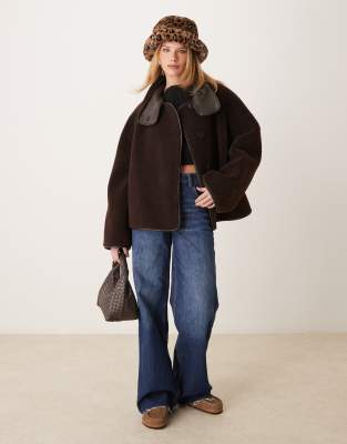 Gina Tricot - Teddyfell-Wendejacke in Dunkelbraun mit Oversize-Schnitt, hohem Stehkragen und Einfassung