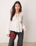 [GINA TRICOT] Gina Tricot textured long sleeve top with tie front floaty hem in off white S Off white