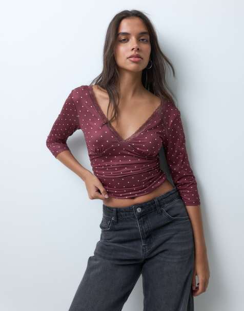 Gina Tricot top con scollo a V, maniche a tre quarti e pizzo, a micro pois bordeaux - view 1