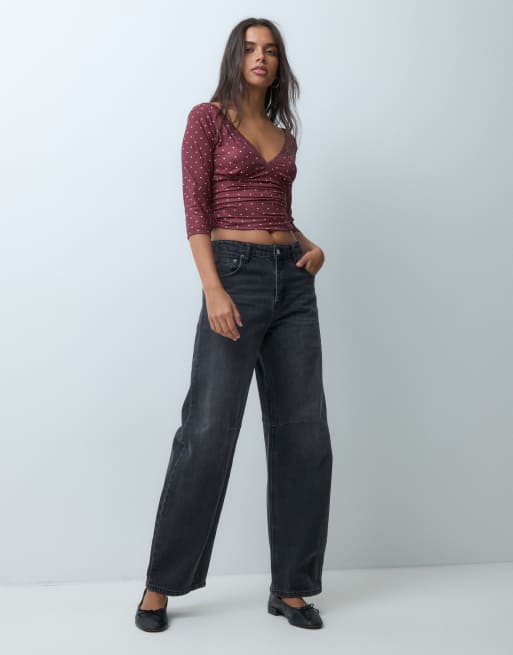 Gina Tricot top con scollo a V, maniche a tre quarti e pizzo, a micro pois bordeaux, 3 di 5