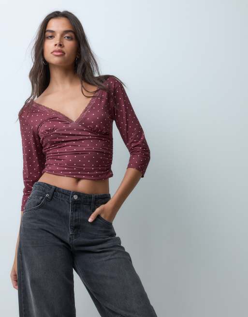 Gina Tricot top con scollo a V, maniche a tre quarti e pizzo, a micro pois bordeaux, 5 di 5