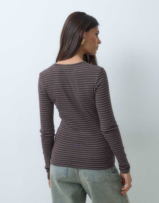 Gina Tricot top de canalé con cuello redondo y manga larga a rayas marrones, 5 de 5