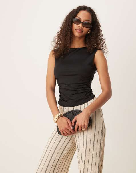 Gina Tricot - Top met korte mouwen en open achterkant in zwart - view 1