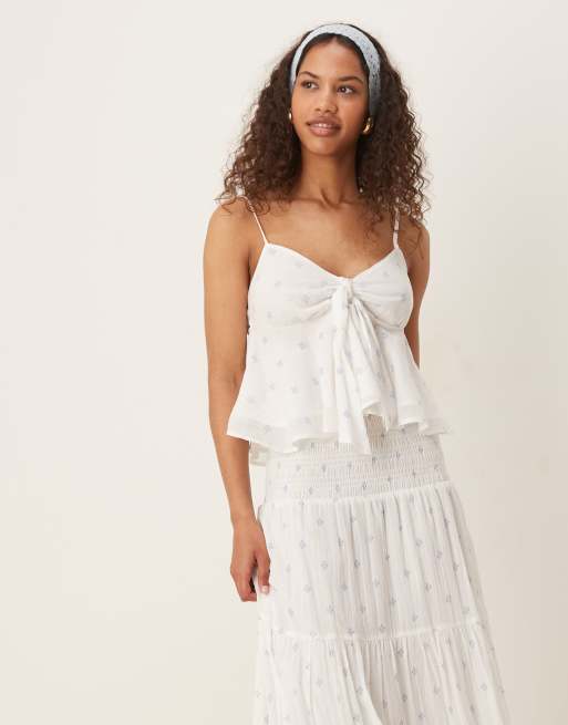 Gina Tricot – Top z falbanką, wiązaniem na kokardkę z przodu i drobnym niebieskim wzorem paisley