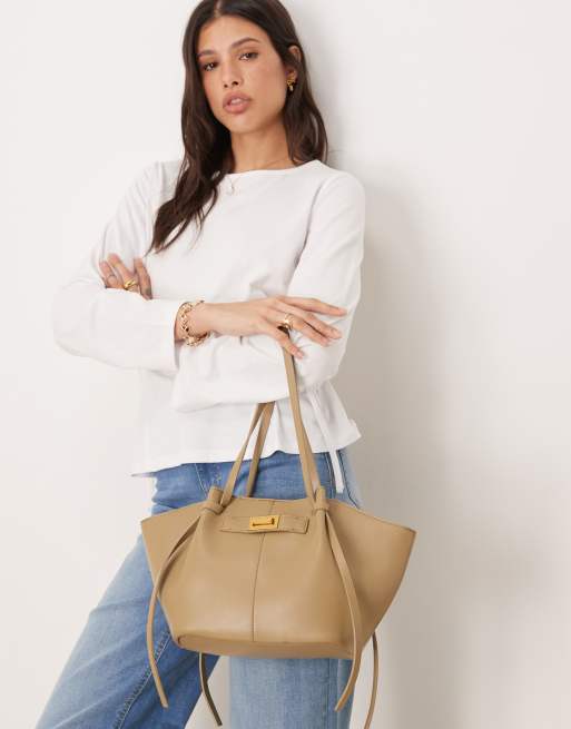 Gina Tricot – Torba typu tote z imitacji skóry z paskami i kopertówką w ciemnym brązowoszarym kolorze