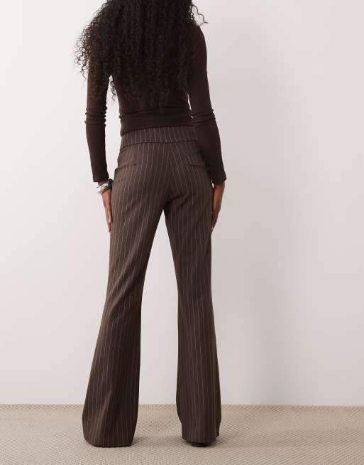Gina Tricot utsvängda jerseybyxor med knappförsedd midja i brun pinstripe, 4 av 5