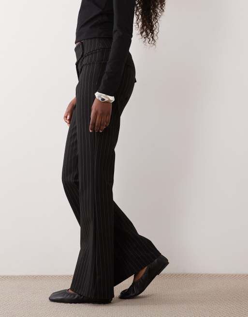 Gina Tricot utsvängda jerseybyxor med knappmidja i svart pinstripe, 2 av 5