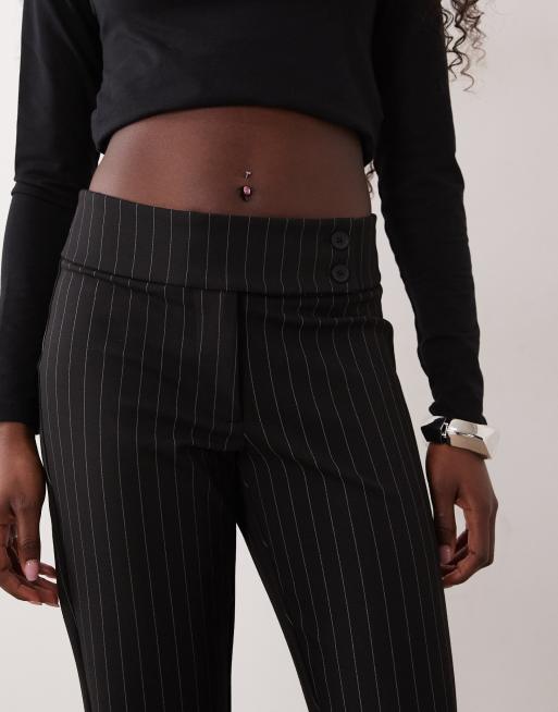 Gina Tricot utsvängda jerseybyxor med knappmidja i svart pinstripe, 3 av 5