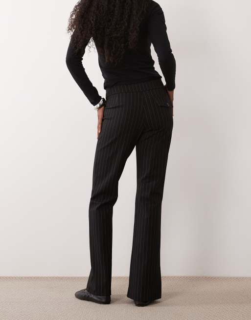 Gina Tricot utsvängda jerseybyxor med knappmidja i svart pinstripe, 4 av 5
