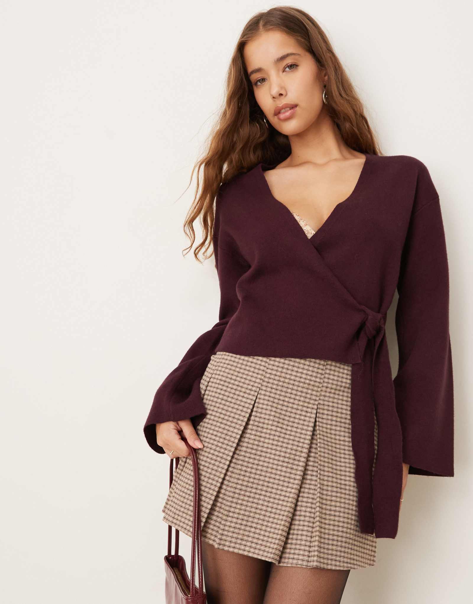 Вязаный кардиган Gina Tricot с v-образным вырезом и широкими рукавами темно-бордового цвета