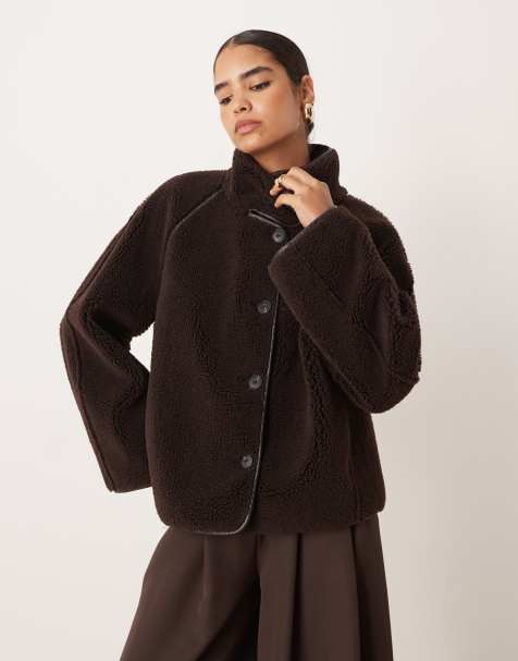 Gina Tricot - Veste réversible oversize en imitation peau de mouton avec col cheminée montant et bords contrastants - Marron foncé - view 1