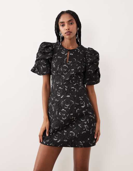 Gina Tricot - Vestito corto nero con maniche a palloncino voluminose, inserti color argento metallizzato e rose in broccato