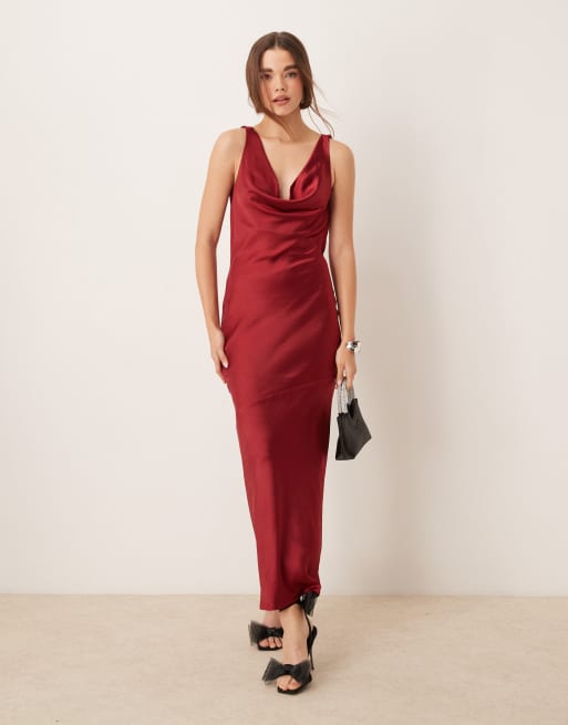 Gina Tricot - Vestito lungo bordeaux in raso con taglio sbieco, scollo ad anello e schiena scoperta