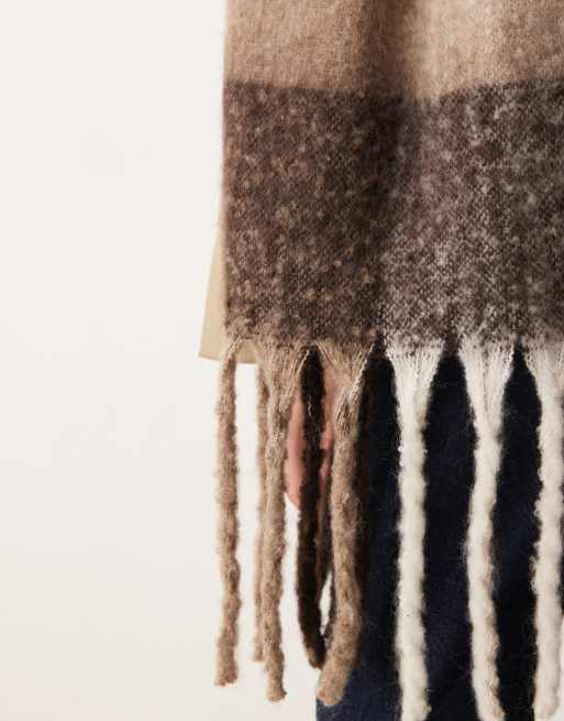 Gina Tricot – Weicher, dicker Schal in Braun kariert, 3 von 3