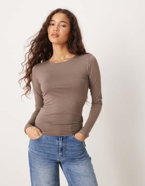 Gina Tricot – Weiches Slim-Fit-Oberteil in Braun mit Rundhalsausschnitt - view 1