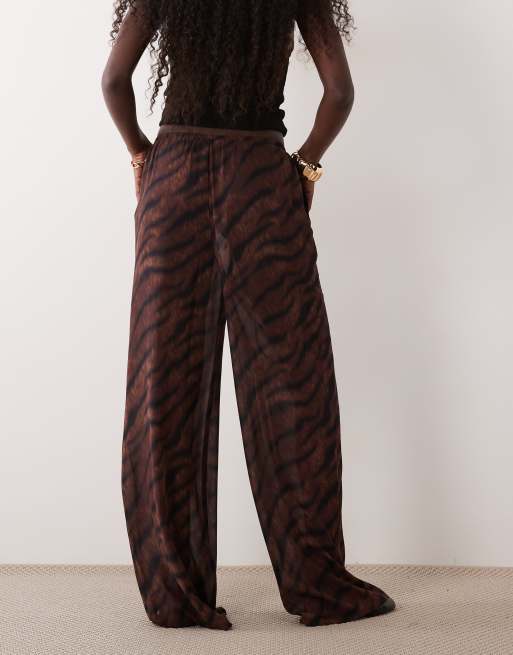 Gina Tricot weite Chiffonhose mit halbtransparentem braunem Zebra-Print, 2 von 5