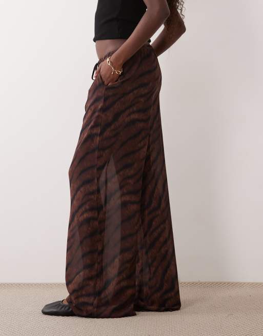 Gina Tricot weite Chiffonhose mit halbtransparentem braunem Zebra-Print, 3 von 5