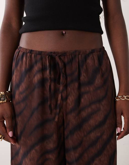 Gina Tricot weite Chiffonhose mit halbtransparentem braunem Zebra-Print, 5 von 5