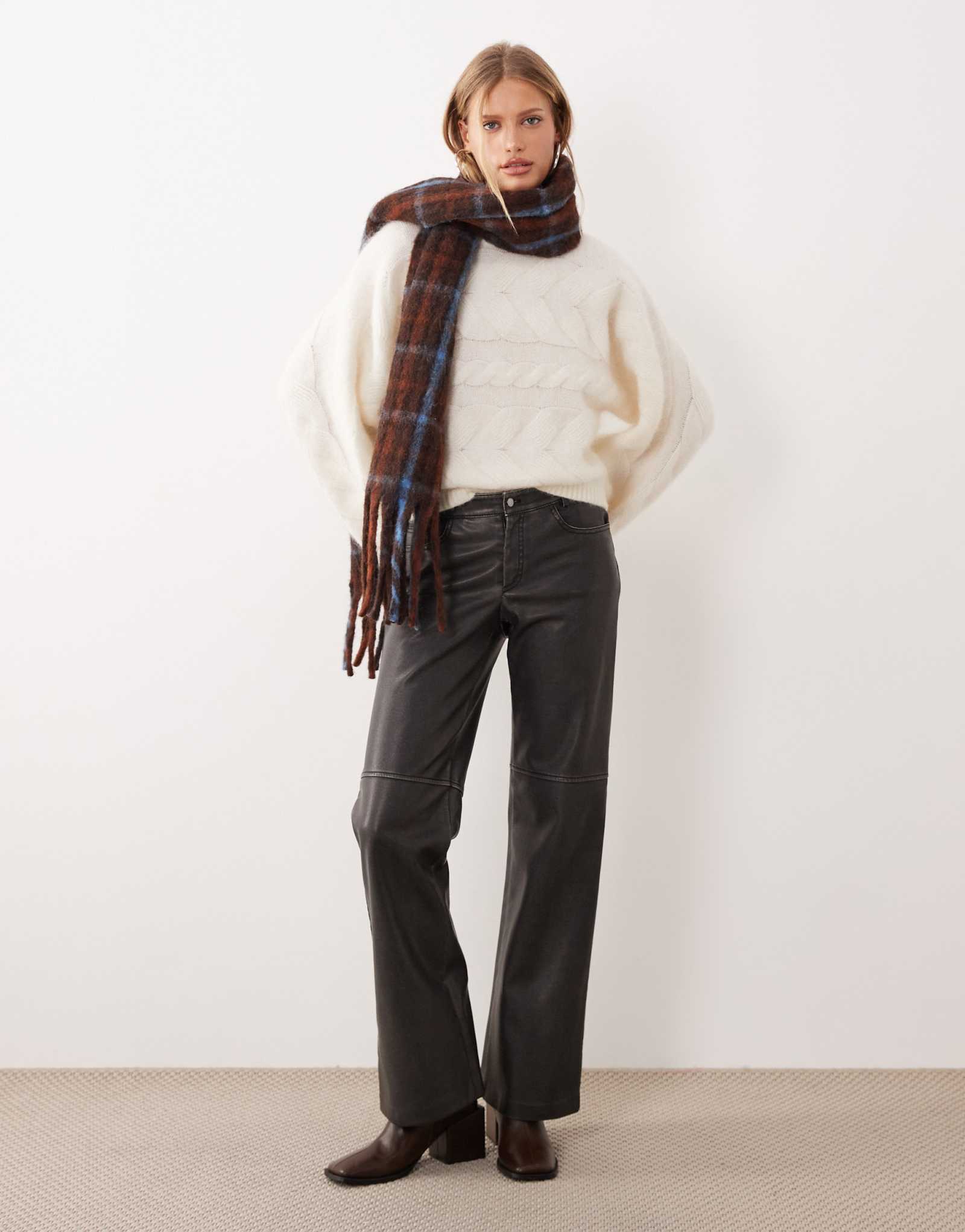 Широкие брюки из искусственной кожи Gina Tricot черного цвета, застиранные