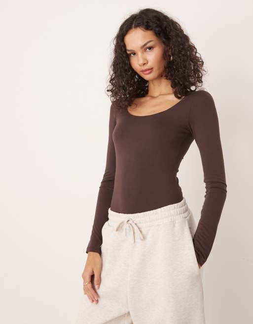 Gina Tricot - Zachte body met lange mouwen en lage ronde hals in bruin